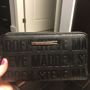 Black Steve Madden wallet wristlet